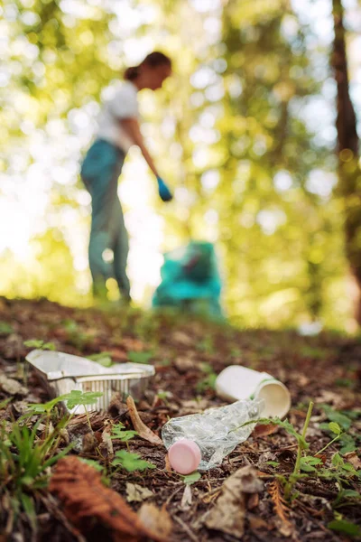 Chica Joven Limpiando Bosque Ella Está Recogiendo Basura Sosteniendo Una — Foto de Stock