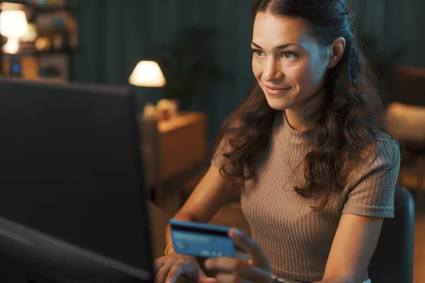 Jonge Vrouw Doet Online Winkelen Haar Computer Met Een Creditcard — Stockfoto