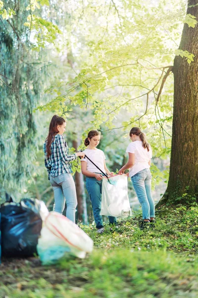 Jovens Voluntários Limpando Floresta Eles Estão Colocando Lixo Sacos Lixo — Fotografia de Stock