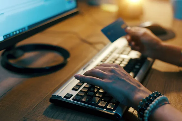 Νεαρή Γυναίκα Κάνει Online Ψώνια Στον Υπολογιστή Της Πιστωτική Κάρτα — Φωτογραφία Αρχείου