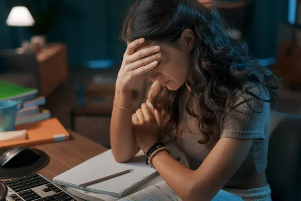 Mujer Deprimida Trabajando Estudiando Hasta Tarde Noche Ella Está Agotada — Foto de Stock