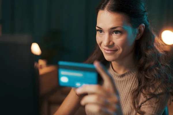 Mujer Joven Haciendo Compras Línea Computadora Con Una Tarjeta Crédito —  Fotos de Stock