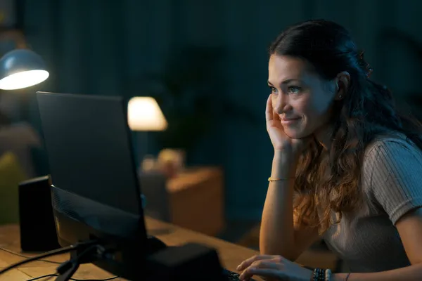 Jovem Feliz Sentada Mesa Casa Conectando Line Tarde Noite — Fotografia de Stock