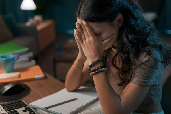 Mujer Deprimida Trabajando Estudiando Hasta Tarde Noche Ella Está Agotada — Foto de Stock
