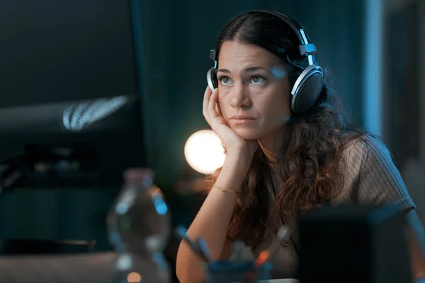 Νεαρή Μαθήτρια Που Παρακολουθεί Μαθήματα Online Στο Σπίτι Φοράει Ακουστικά — Φωτογραφία Αρχείου
