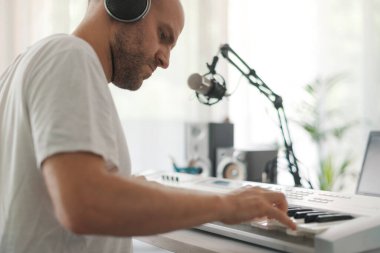 Stüdyosunda dijital piyano çalan profesyonel müzisyen, yaratıcılık ve sanat konsepti