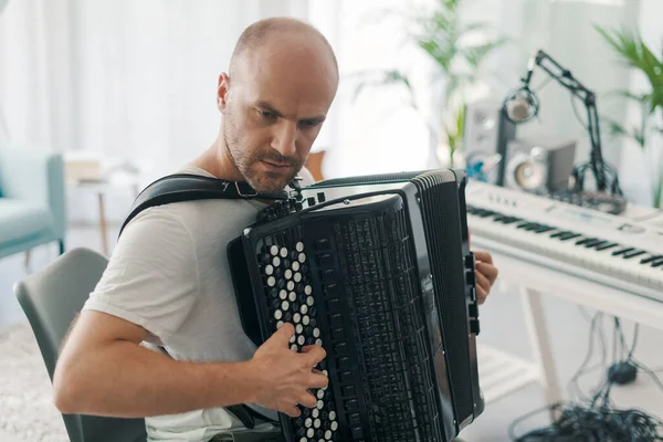 Músico Profissional Sentado Seu Estúdio Casa Tocando Acordeão — Fotografia de Stock