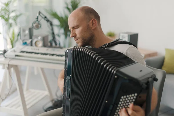 Músico Seu Estúdio Casa Ele Está Tocando Conceito Acordeão Artes — Fotografia de Stock