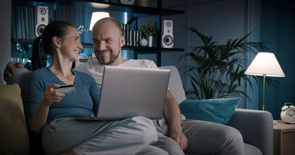 Glückliches Paar Sitzt Hause Auf Der Couch Und Erledigt Online — Stockfoto