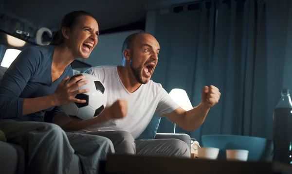 Alegres Aficionados Fútbol Apoyando Equipo Favorito Están Viendo Partido Televisión — Foto de Stock