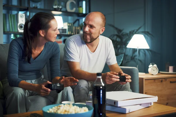 Jong Stel Zitten Bank Thuis Spelen Videospelletjes Samen Houden Game — Stockfoto