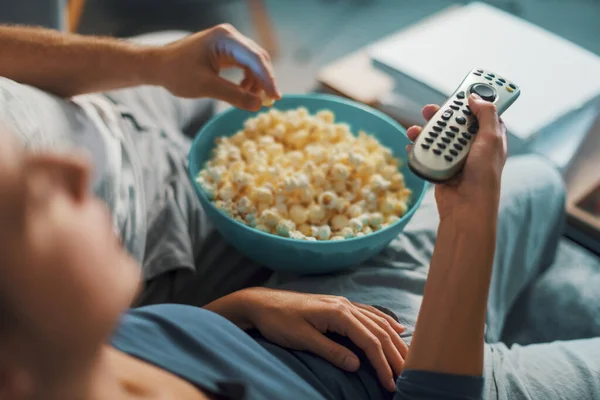 Pár Kanapén Néz Fogja Távirányítót Férfi Popcornt Eszik — Stock Fotó