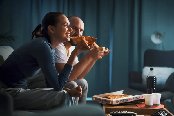 Happy Couple Relaxing Home Together Sitting Couch Watching Eating Pizza — Stock Photo, Image