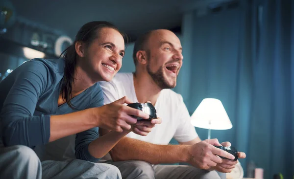 Happy Couple Spending Weekend Home Sitting Couch Playing Video Games — Stock Photo, Image