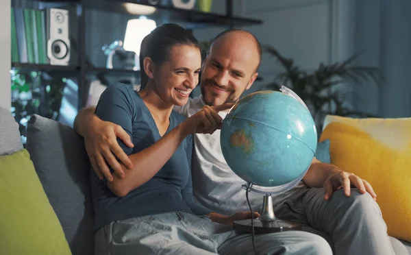 Glückliches Paar Sucht Sich Ein Reiseziel Auf Der Ganzen Welt — Stockfoto
