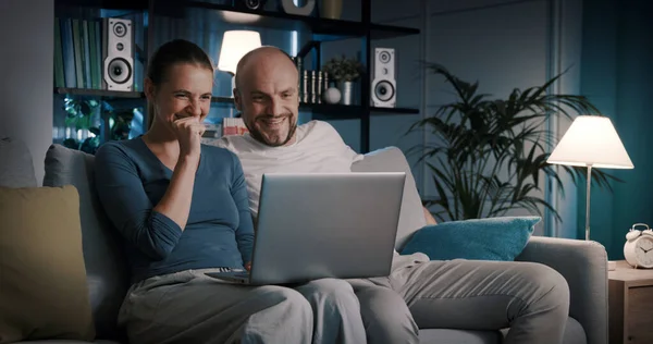 Ευτυχισμένο Ζευγάρι Χαλαρώνοντας Στο Σπίτι Και Συνδέοντας Online Laptop Τους — Φωτογραφία Αρχείου