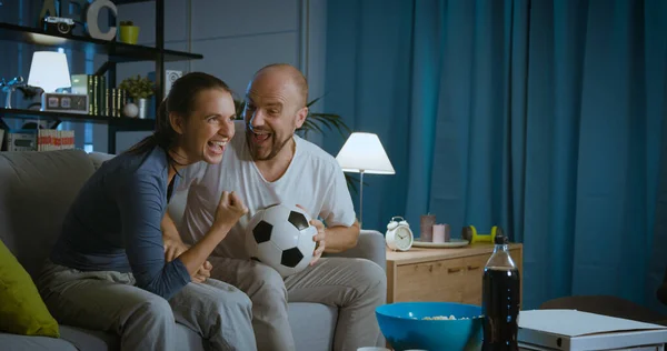 Feliz Joven Pareja Sentada Sofá Viendo Partido Fútbol Televisión — Foto de Stock