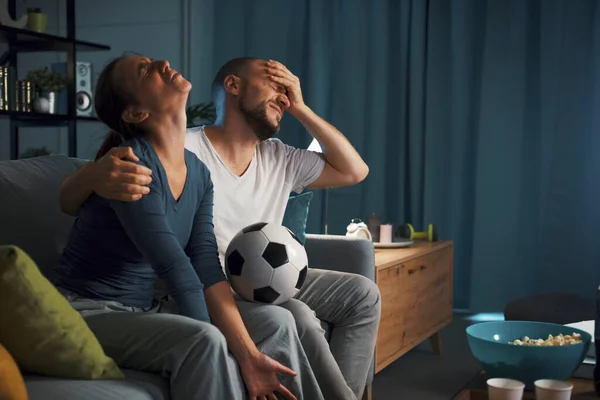 Enttäuschte Fußballfans Sehen Sich Ein Spiel Fernsehen Ihre Lieblingsmannschaft Verliert — Stockfoto