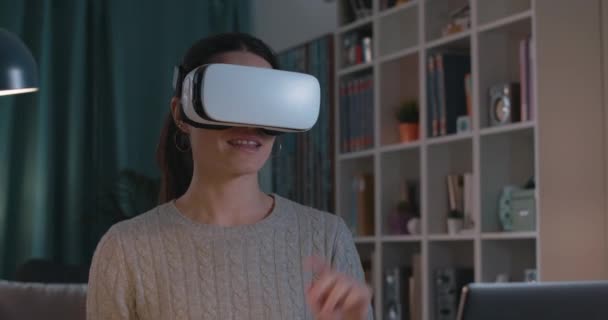 Mujer joven sentada en el escritorio y accediendo a VR — Vídeo de stock