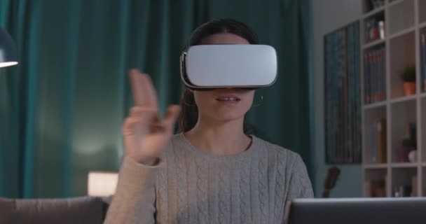 Mujer interactuando con la realidad virtual y sonriendo — Vídeo de stock