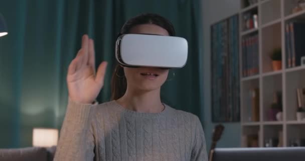 Mujer interactuando con la realidad virtual y sonriendo — Vídeo de stock