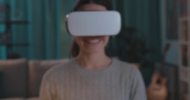 Mujer con auriculares VR y golpeando con el dedo — Vídeo de stock