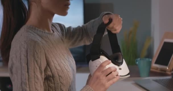Kobieta nosząca słuchawki VR i ciesząca się wirtualną rzeczywistością — Wideo stockowe