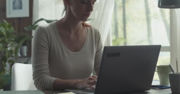 Mujer relajada trabajando desde casa — Vídeos de Stock