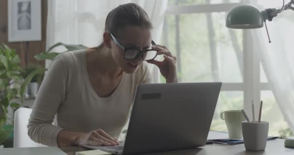 Mujer decepcionada con problemas de vista — Vídeos de Stock