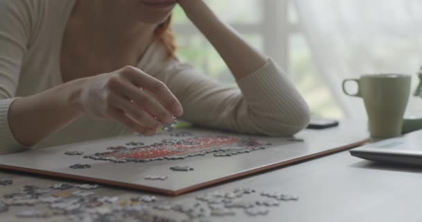 Mujer aburrida componiendo un rompecabezas — Vídeo de stock