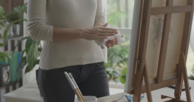 Resmini bitiren kadına bakan kadın.