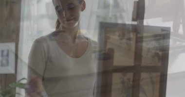 Atölyede çalışan odaklı sanatçı