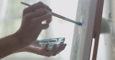 Tuval üzerinde yaratıcı ressam