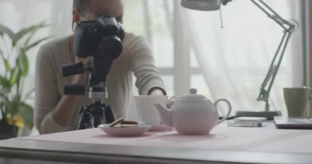 Професійний фотограф, що працює з дому — стокове відео