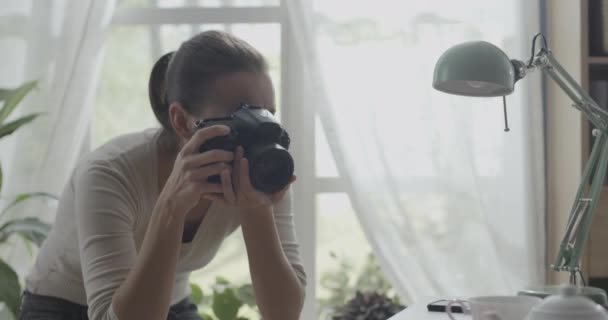 Profi-Fotograf arbeitet von zu Hause aus — Stockvideo