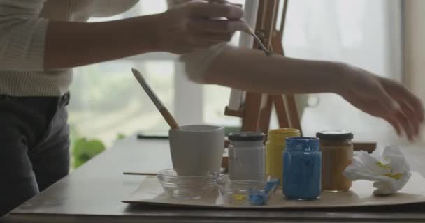 Umělec malovat na plátno s stěrkou — Stock video