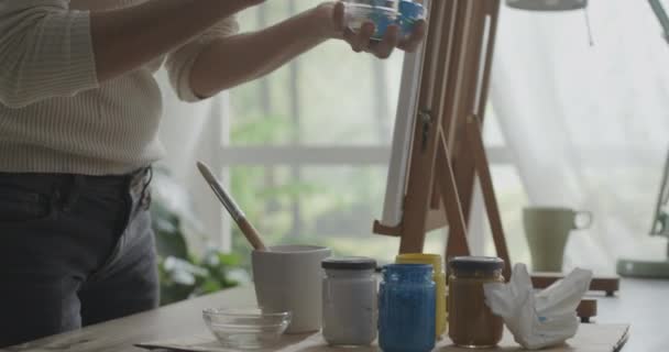 Mladý umělec pracující v ateliéru — Stock video