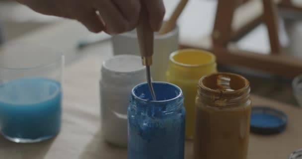 Artista misturando tinta acrílica em um copo — Vídeo de Stock