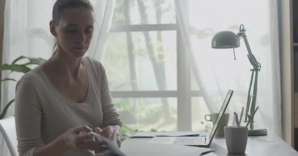 Joven empresaria que trabaja desde casa con su portátil — Vídeos de Stock