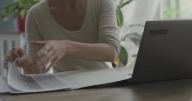 Ofisinde çalışan profesyonel bir iş kadını.