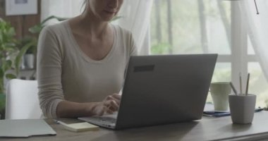Boyun ağrısı olan stresli ofis çalışanı.