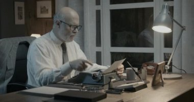 Profesör ofisteki işini kontrol ediyor.