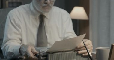 Profesör akademik makalesini kontrol ediyor.