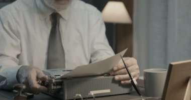 Profesör işini kontrol ediyor ve daktilo yazıyor.