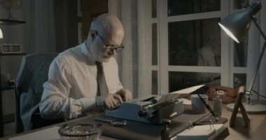 Geceleri ofisinde çalışan profesyonel bir yazar.