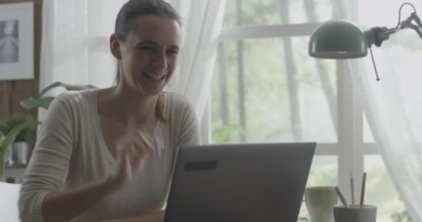 Nő birtoklás egy üzleti videó hívás online — Stock videók