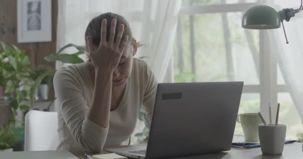 Utmattad kvinna som arbetar på sitt kontor — Stockvideo