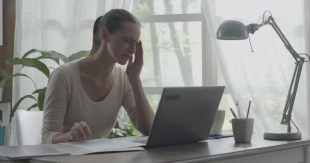 Stressad kontorsanställd med huvudvärk och nacksmärta — Stockvideo