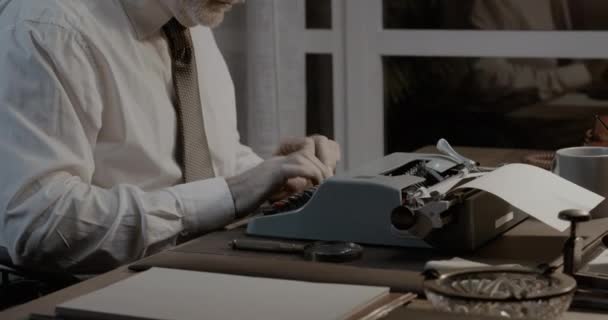 Professionell författare arbetar i sin vintage stil kontor — Stockvideo