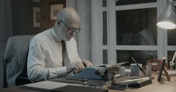 Professeur assis au bureau et ayant un appel téléphonique — Video